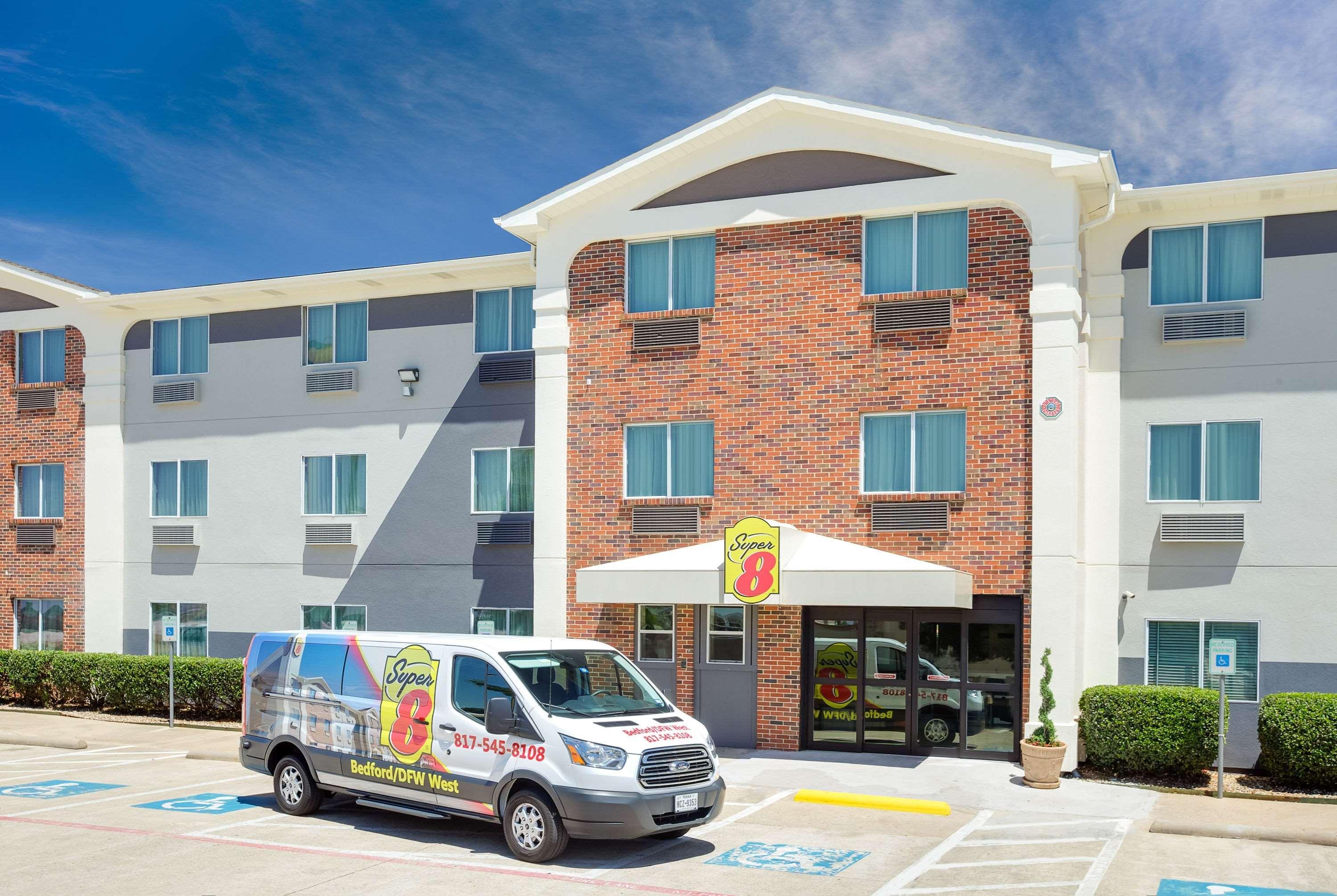 Super 8 By Wyndham Bedford Dfw Airport West Motel Eksteriør bilde